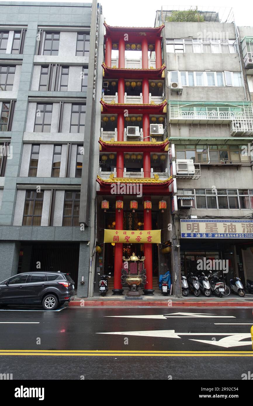 narrow temple between two houses, Taiwan, Taipeh Stock Photo