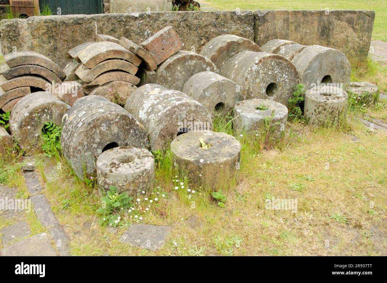 https://c8.alamy.com/comp/2R937TT/very-old-sharpening-stone-wheels-abbeydale-industrial-hamlet-sheffield-museums-2R937TT.jpg