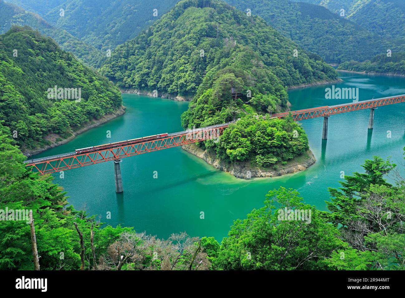 Oku Oi lake station and train on the Igawa line of Oigawa railway Stock