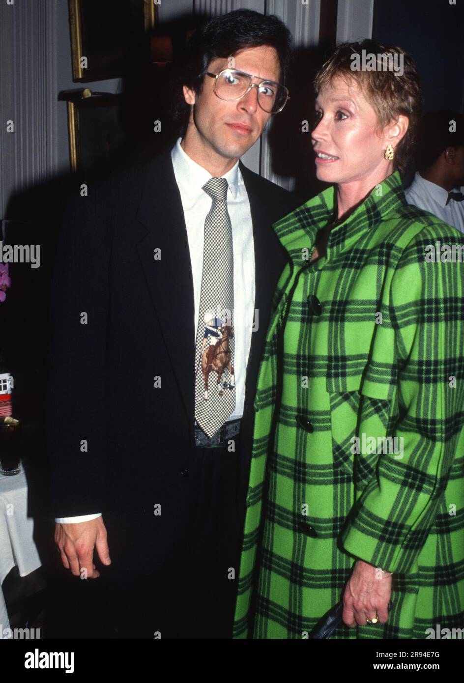 1987 Mary Tyler Moore Dr Robert Levine husband John Barrett/PHOTOlink ...