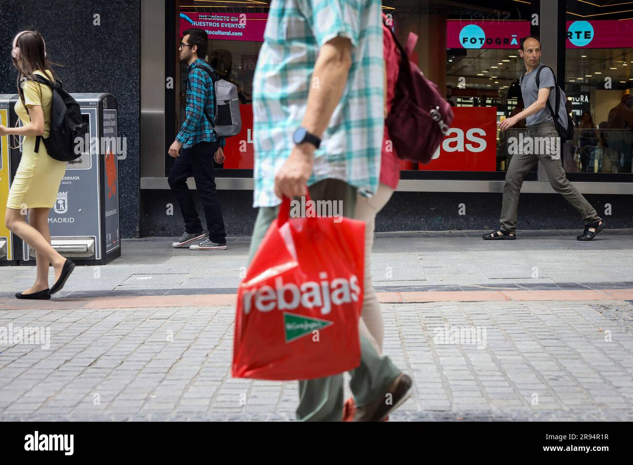 presente Cercanamente Gran roble Madrid, Spain. 23rd June, 2023. A person carries a bag with the word  "rebajas" from the El Corte Ingles store on Calle Preciados in Madrid. On  Friday, June 21, the large stores