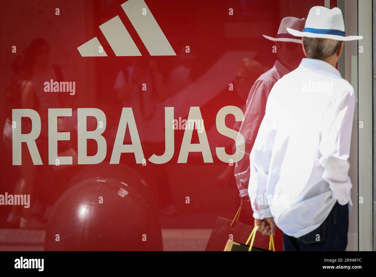 difícil envío Semejanza Madrid, Spain. 23rd June, 2023. A man walks past an Adidas store on Calle  Preciados in Madrid. On Friday, June 21, the large stores and shops in  Madrid have kicked off the