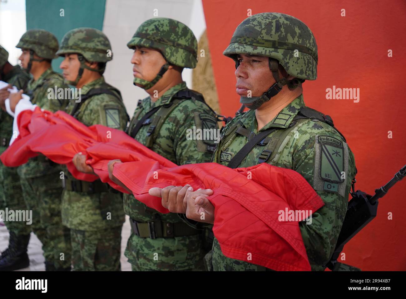 Soldiers in camouflage uniforms hi-res stock photography and images - Alamy
