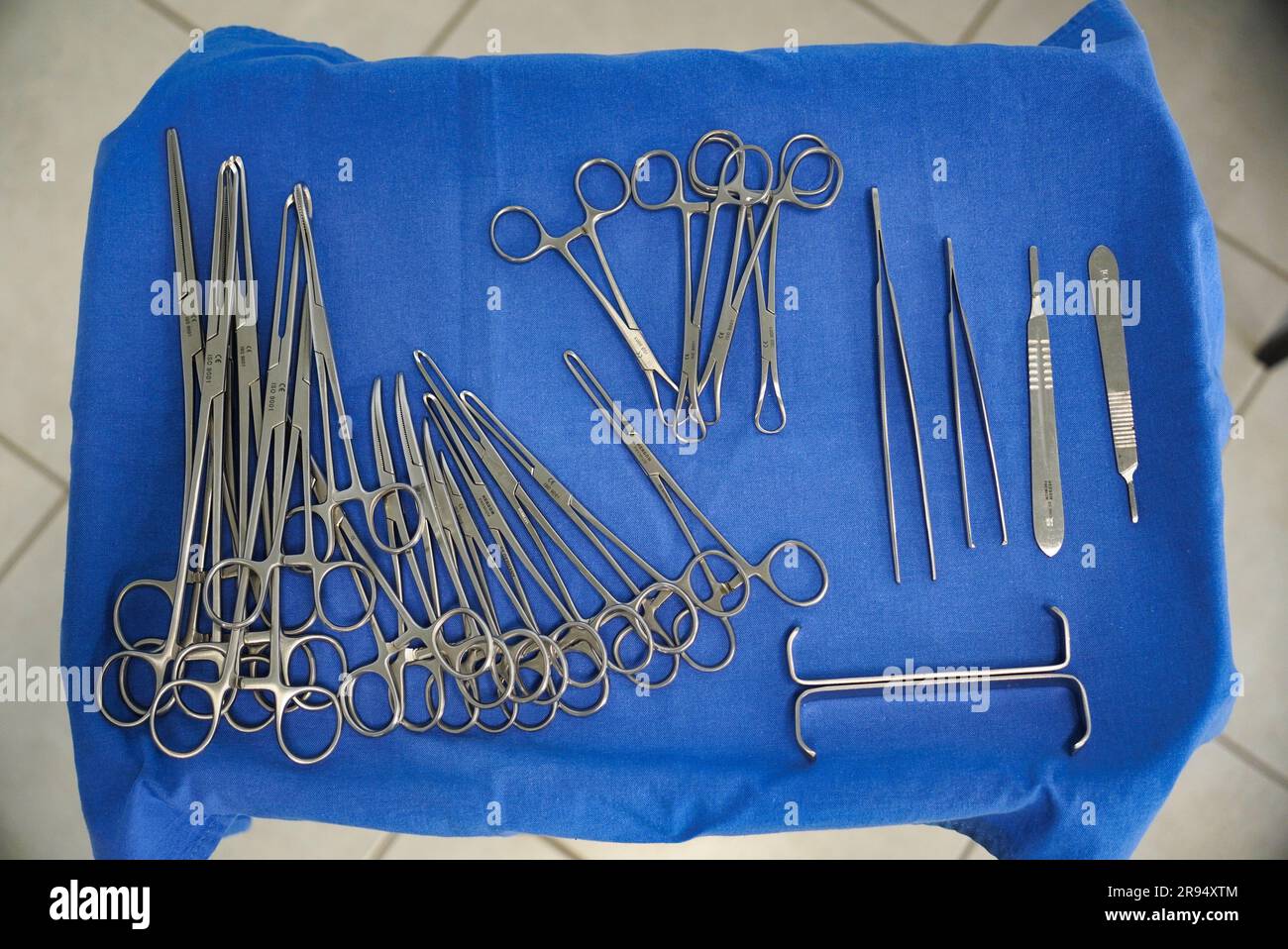 Extraction forceps hi-res stock photography and images - Alamy