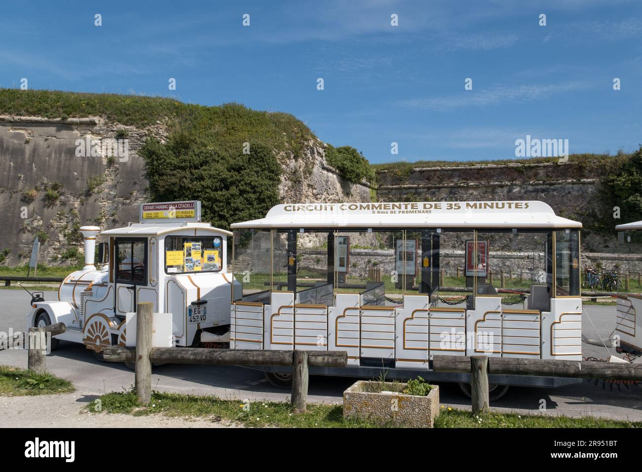 Château-dOléron: a small tourist train departs from the Citadelle d'Oléron for a 35-minute, 5-kilometer guided tour, as indicated on the train signs Stock Photo