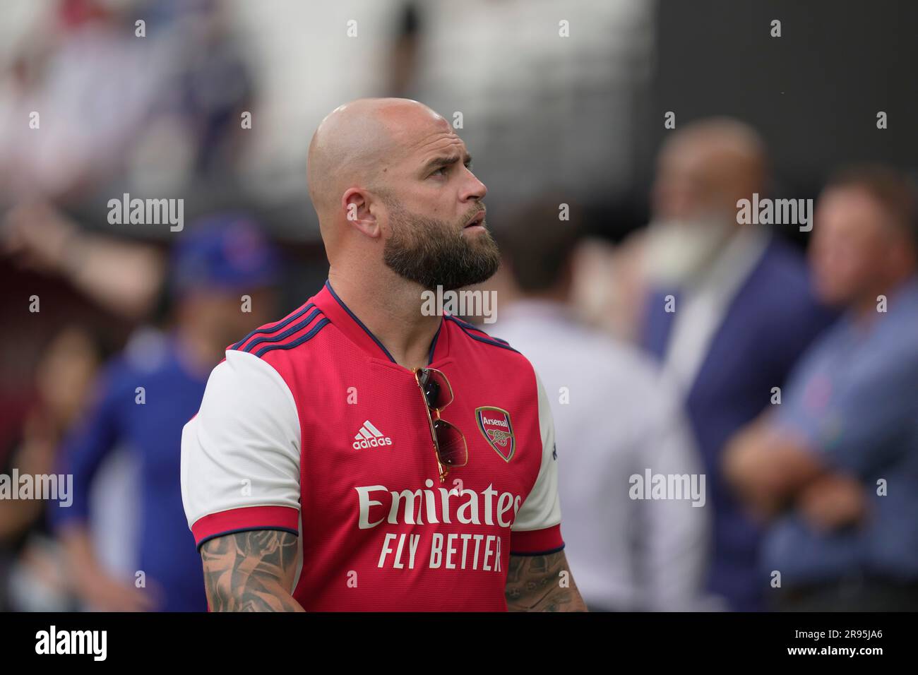 Chicago Cubs first base coach Mike Napoli wears an Arsenal