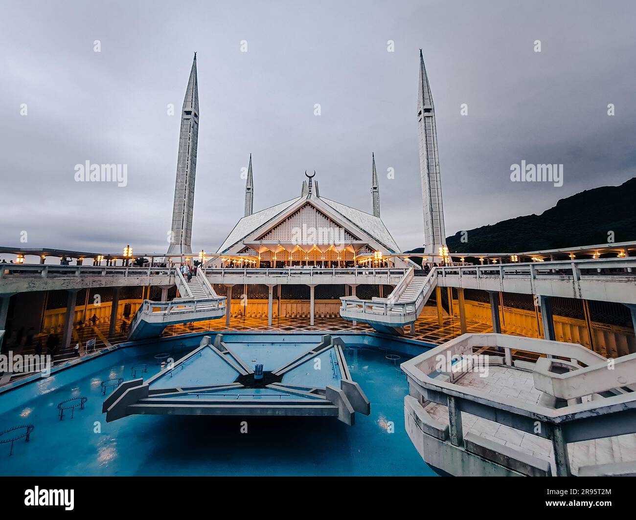 Who Build Mosque Construction of the mosque began in 1976 after a 28 million grant from ...