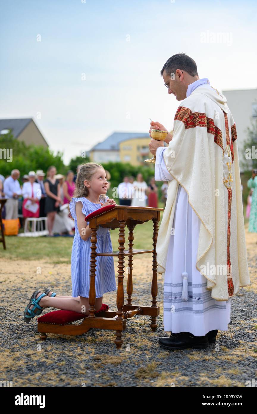 Catholic communion child priest hi-res stock photography and images - Alamy