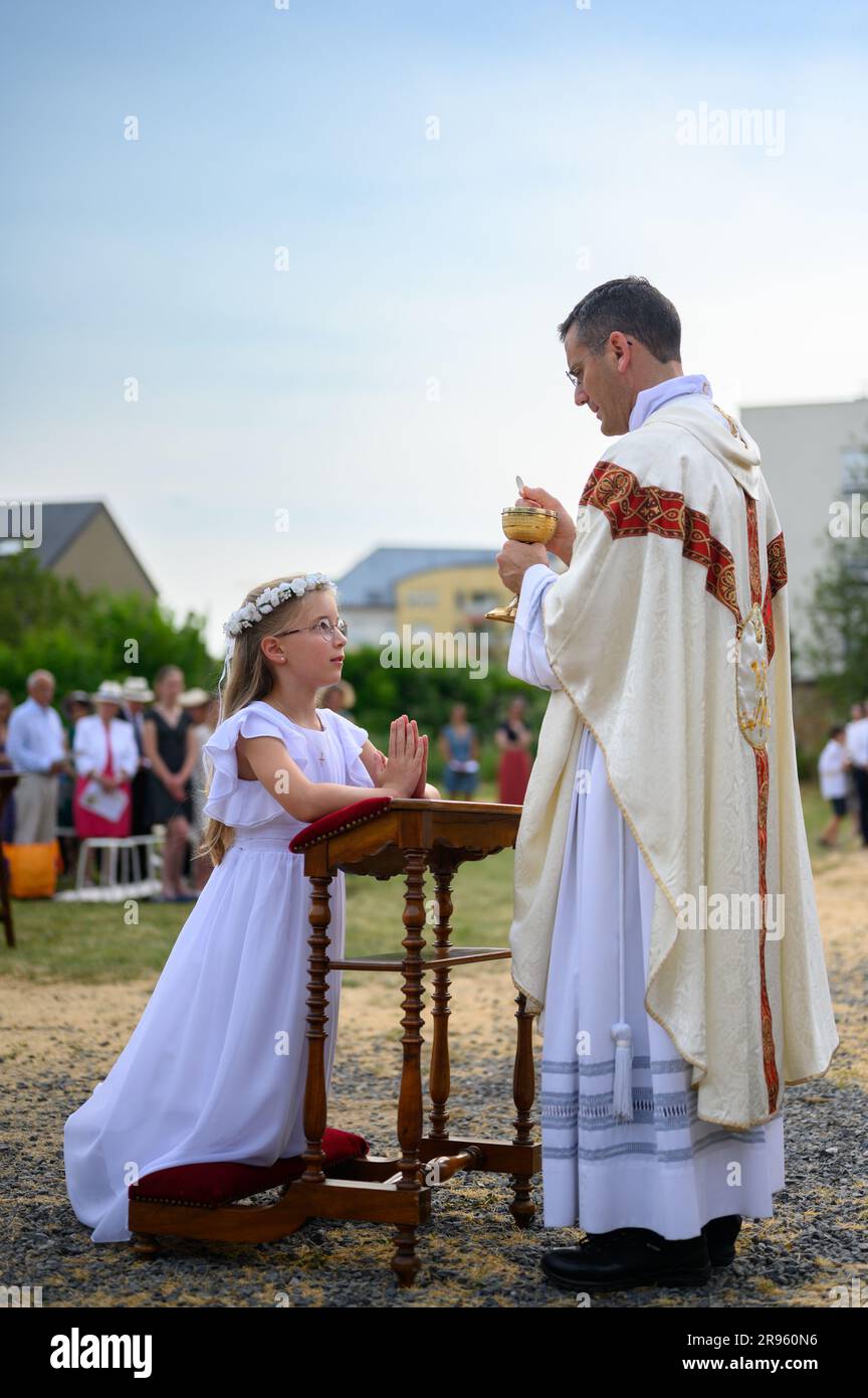 File:Celebrating the First Communion - Celebrando la Primera Comunión.JPG -  Wikimedia Commons