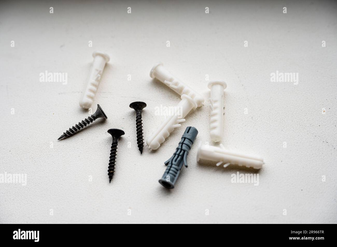 100-Pack Plastic Hinge Dowel Inserts With Screws - Cabinet Door Hinge Repair & Installation
