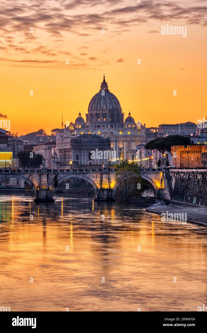 Sunset over the Basilica of St. Peter and the Tiber in Rome Stock Photo ...