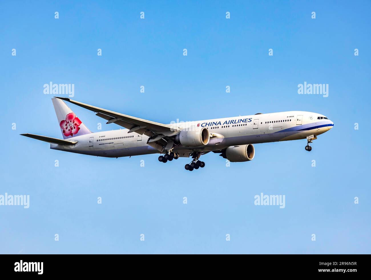 China airlines boeing 777 300er hi-res stock photography and