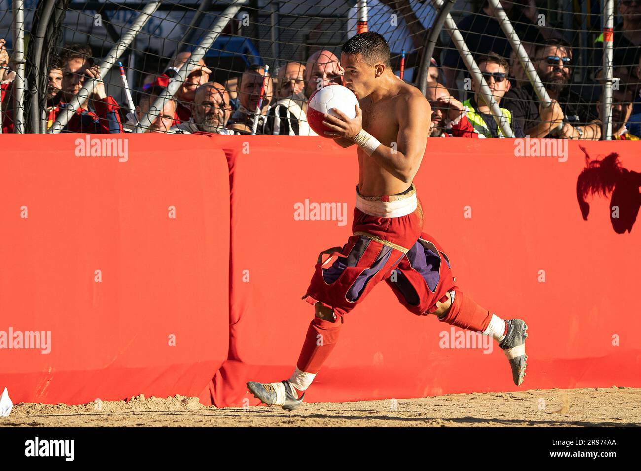 Calcio Storico Fiorentino Azzurri Rossi Stock Photo Alamy