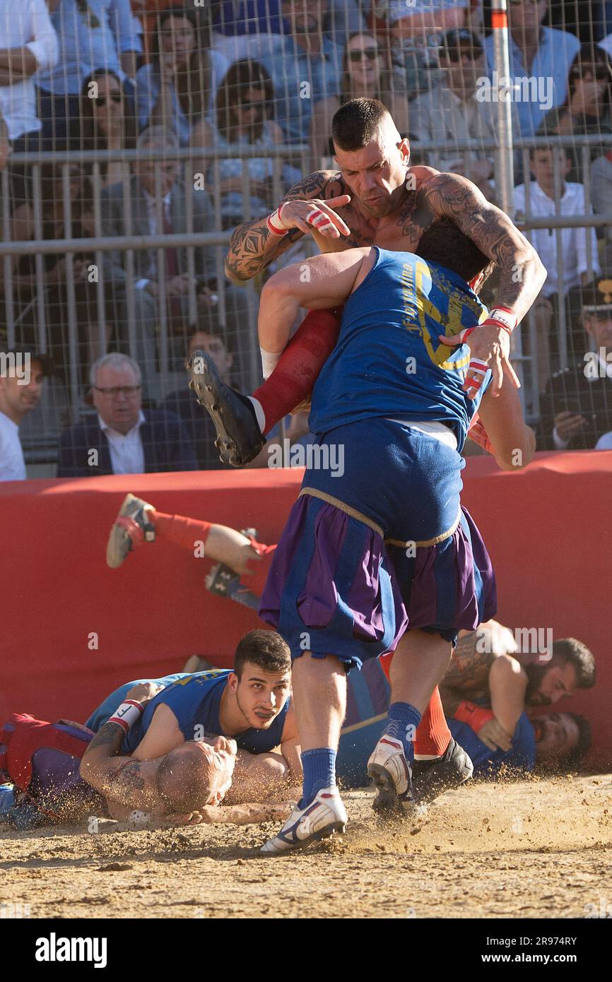 Calcio Storico Fiorentino Azzurri Rossi Stock Photo Alamy