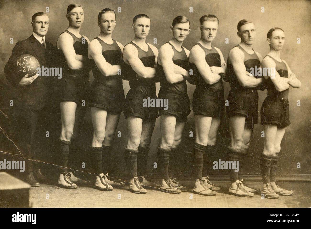 Basketball Early 1900s, Vintage Mens Basketball Team 1920s, Old Fashioned Basketball Stock Photo