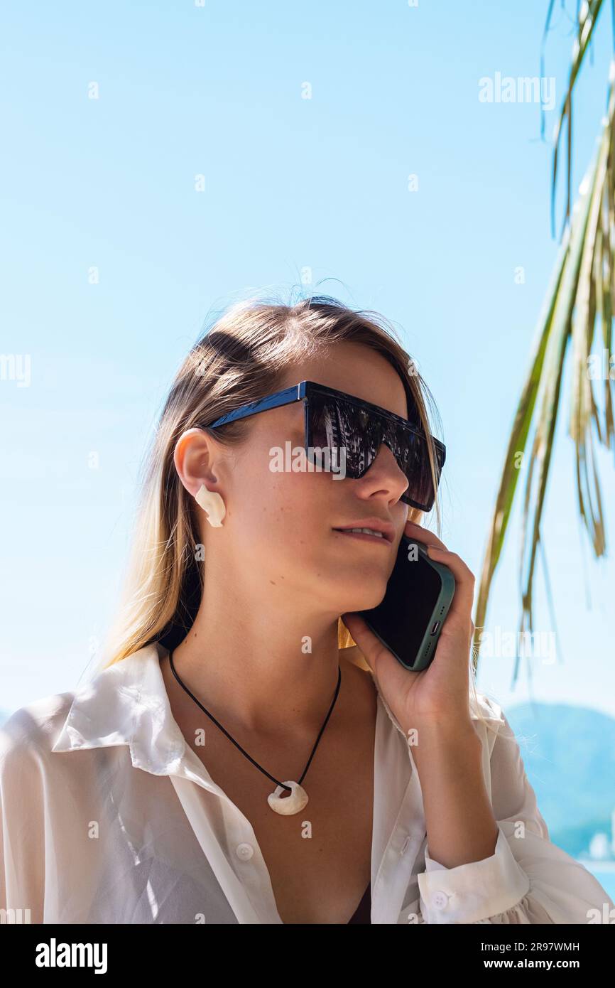 Beautiful woman wearing sunglasses hi-res stock photography and images -  Alamy