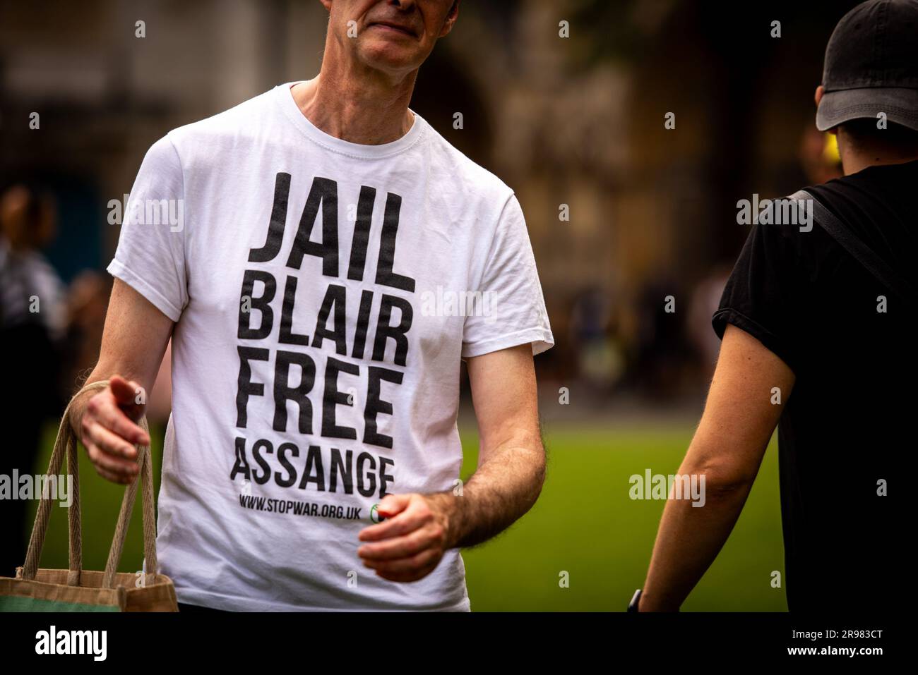 Free julian assange t shirt hi res stock photography and images alamy