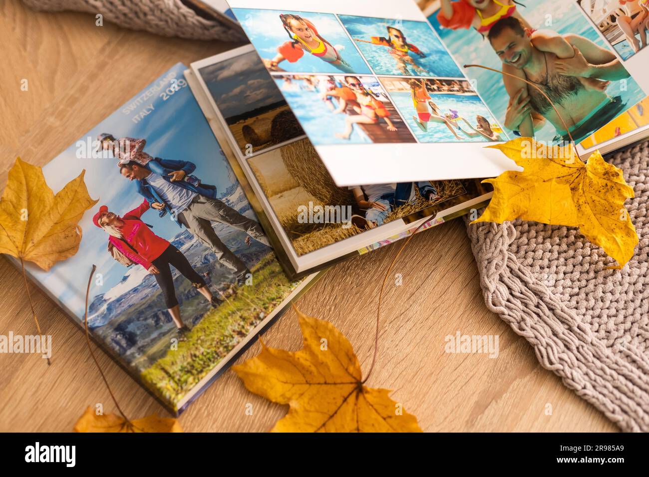Gold photo album open hi-res stock photography and images - Alamy