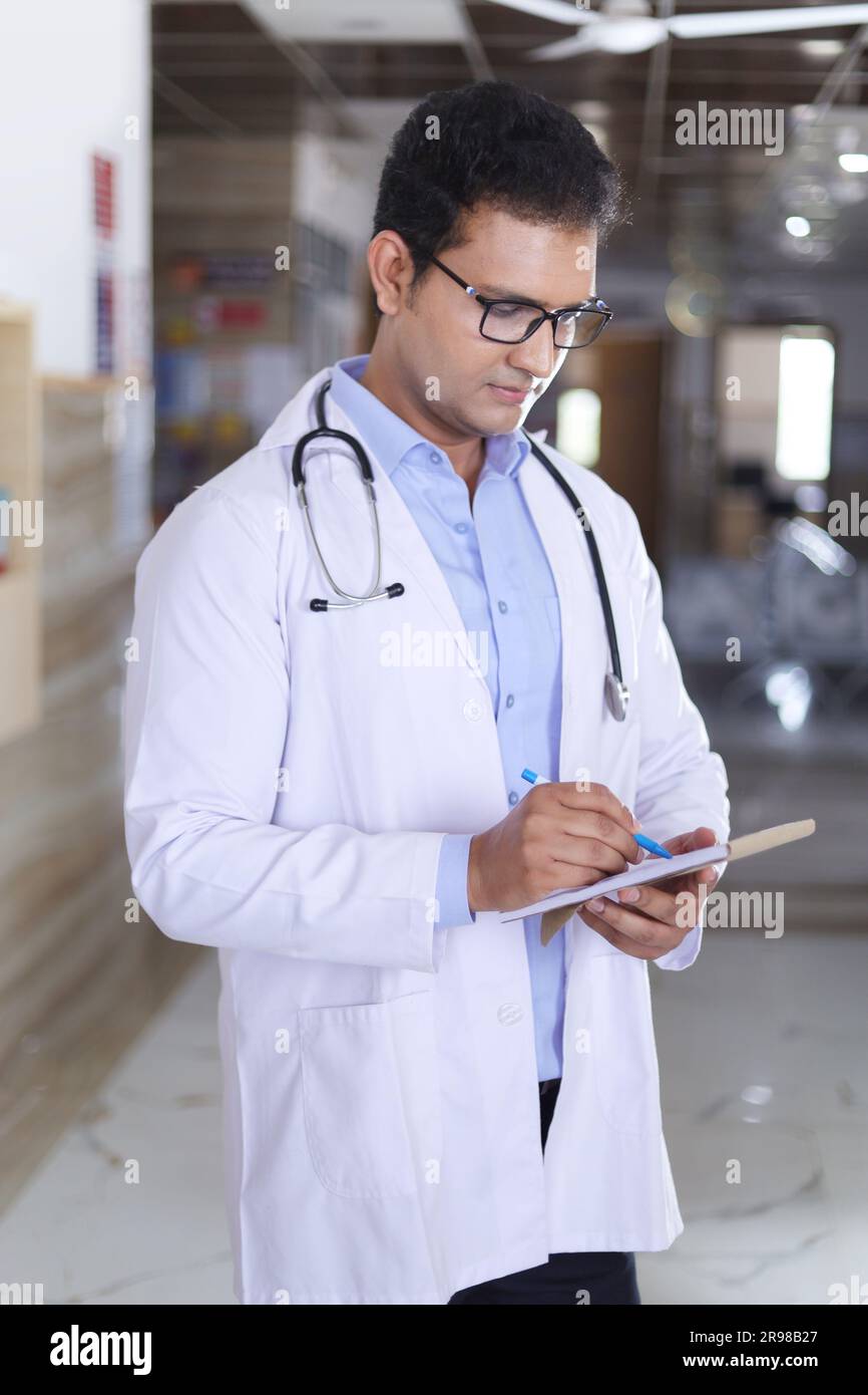 Doctor wearing white lab coat hi-res stock photography and images - Alamy