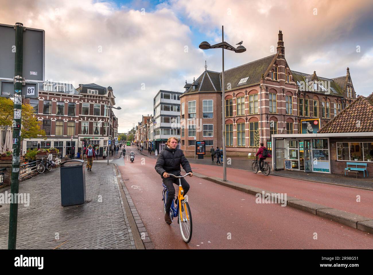 Narrow alleyway in Leiden with brick walls