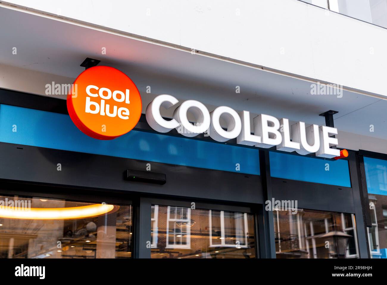 Leiden, Netherlands - October 7, 2021: Store front with logo signage of  Coolblue, a Dutch e-commerce company, Leiden branch Stock Photo - Alamy
