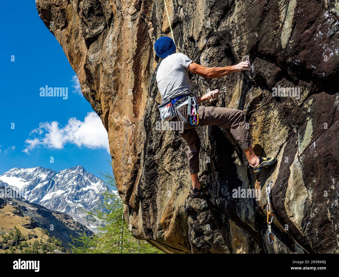 Young male free climber hi-res stock photography and images - Alamy