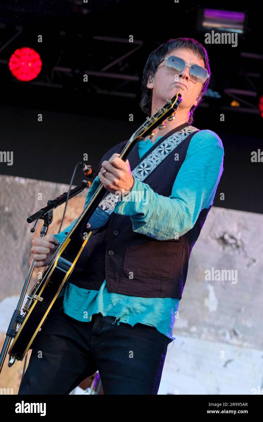 Pilton, UK. 24th June, 2023. Guitarist Johnny Marr, formerly of The Smiths performing live on stage with English-American rock band The Pretenders at Glastonbury Festival of the Performing Arts. (Photo by Dawn Fletcher-Park/SOPA Images/Sipa USA) Credit: Sipa USA/Alamy Live News Stock Photo