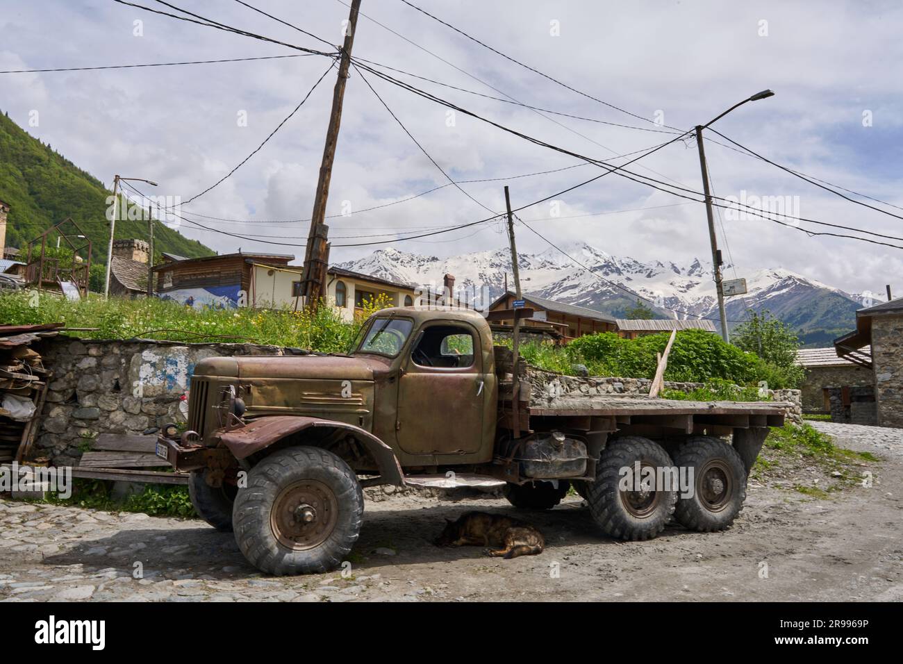 Alter russischer Lastwagen, GAZ-51, schlafender Strassenhund, Mestia, Hoher Kaukasus, Swanetien, Georgien Stock Photo