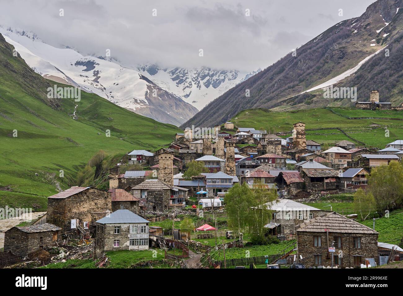 Uschguli, Ushguli, Ortsteile Schibiani und Tschwibiani, links der Fluss
