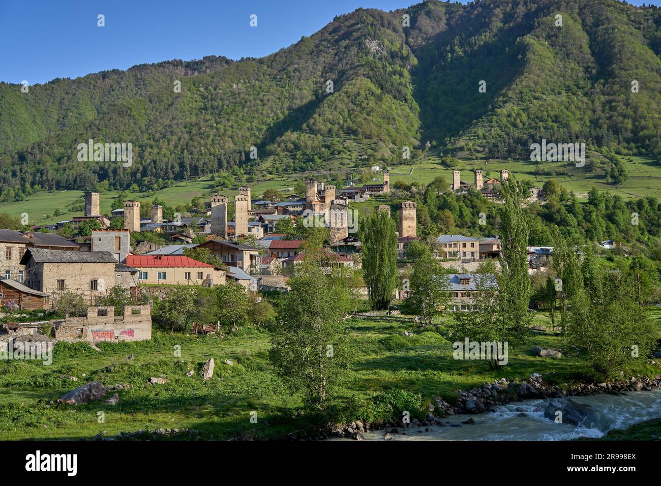Mestia, Stadt mit Wehrtürmen, vorne rechts der Fluss Mestiachala, Hoher Kaukasus, Swanetien, Georgien Stock Photo