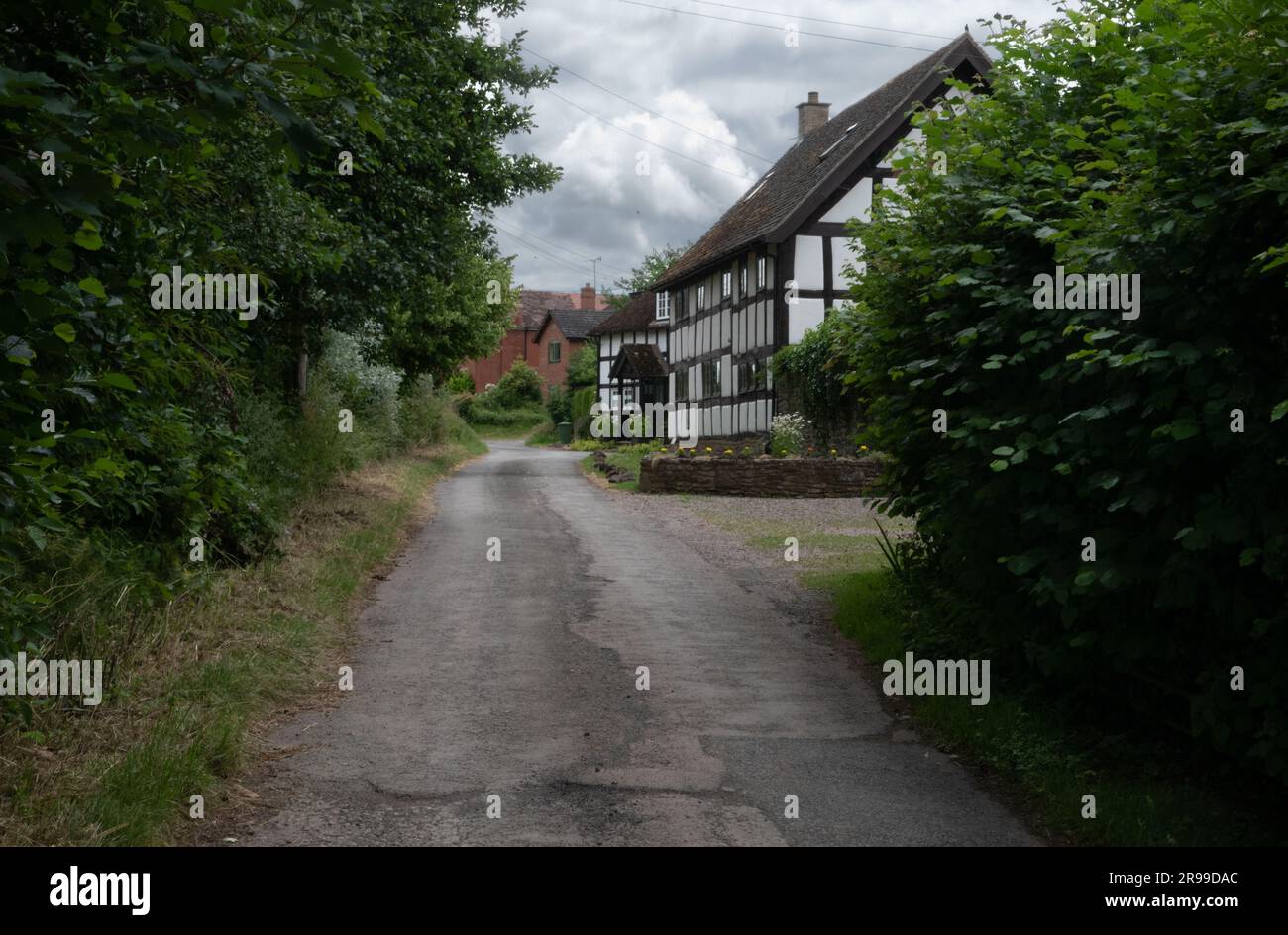 Timber framed cottages black hi res stock photography and images Alamy
