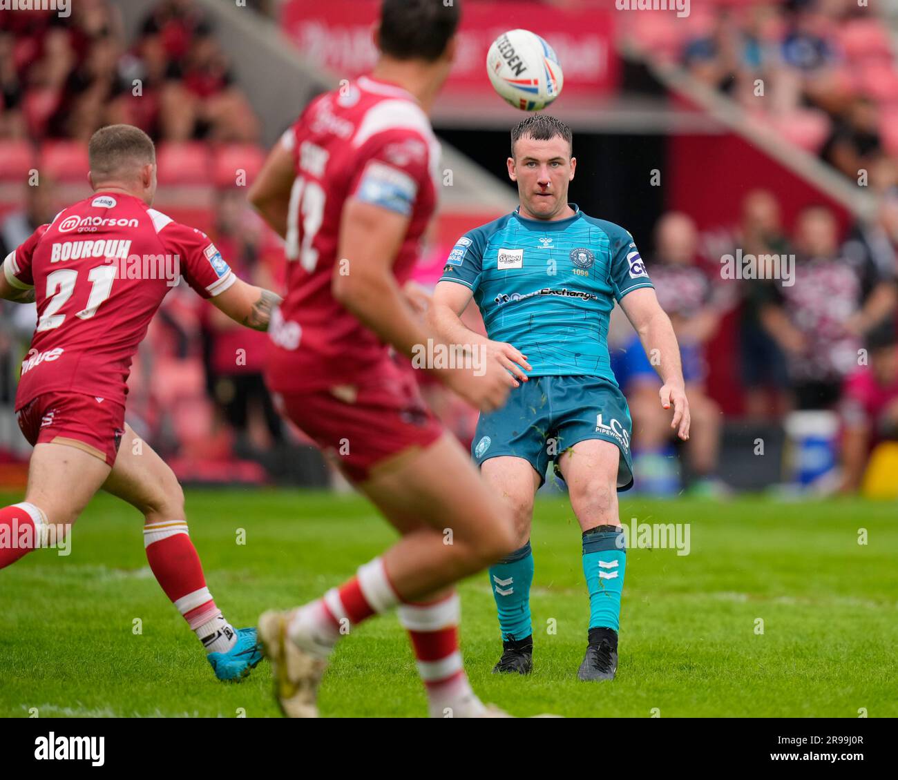 Eccles, UK. 25th June, 2023. Harry Smith #7 of Wigan Warriors chips over the Salford Red Devils defence during the Betfred Super League Round 16 match Salford Red Devils vs Wigan Warriors at AJ Bell Stadium, Eccles, United Kingdom, 25th June 2023 (Photo by Steve Flynn/News Images) in Eccles, United Kingdom on 6/25/2023. (Photo by Steve Flynn/News Images/Sipa USA) Credit: Sipa USA/Alamy Live News Stock Photo