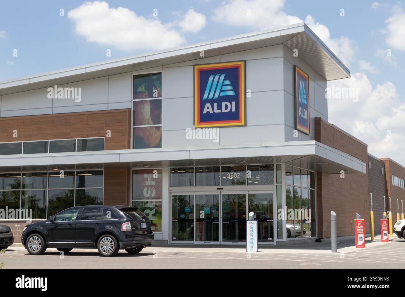 Indianapolis - June 24, 2023: Aldi Discount Supermarket. Aldi sells a range of grocery items, including produce, meat and dairy at discount prices. Stock Photo