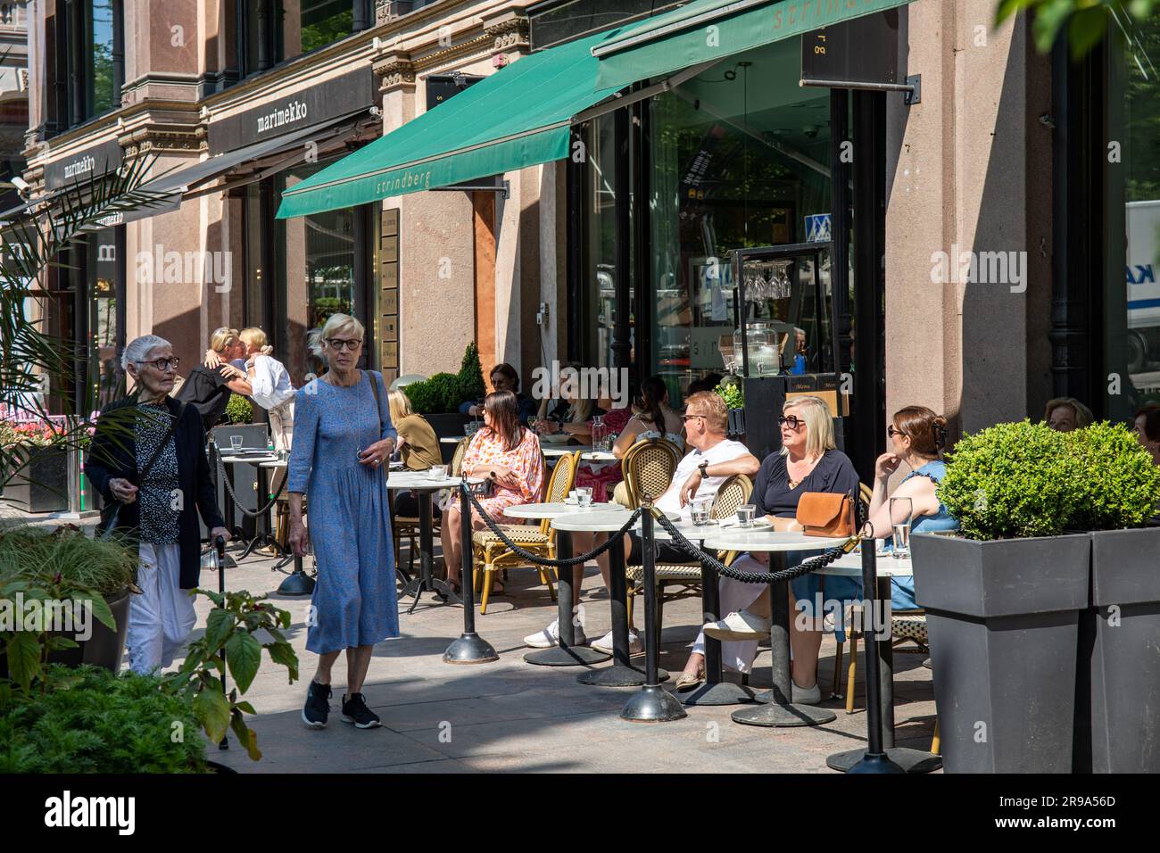 Cafe customers and passers-by at Pohjoisesplanadi in Helsinki, Finland Stock Photo