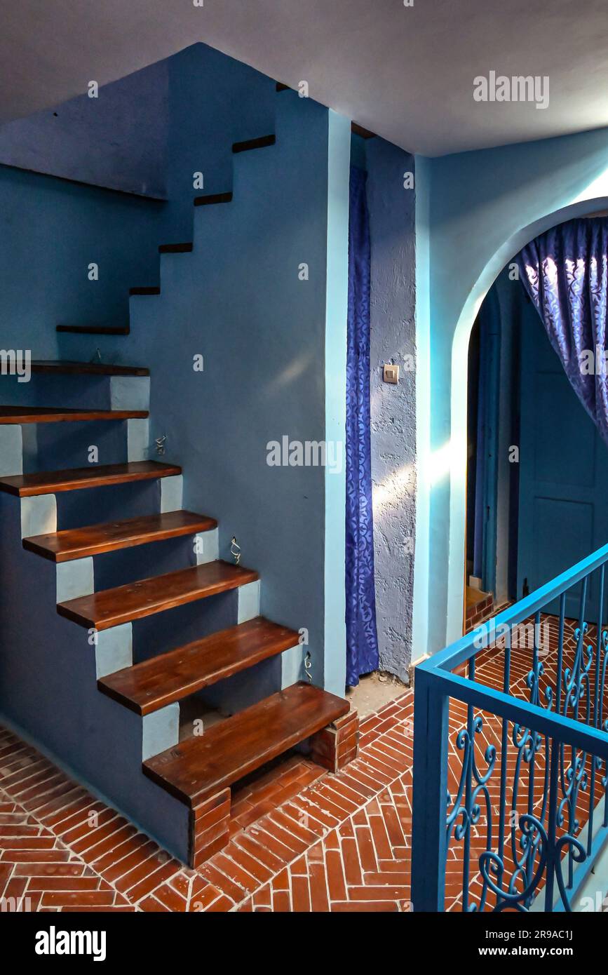 An unusual set of no handrail stairs leading to the rooftop terrace at the Riad Nerja in Chefchaouen, the blue city, Morocco Stock Photo