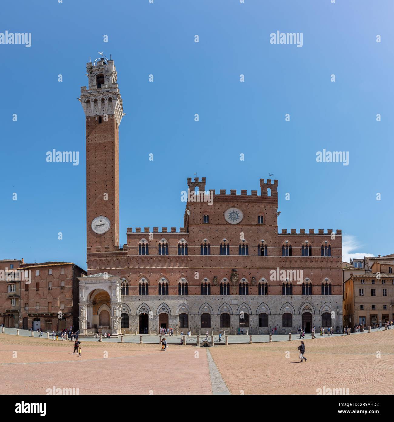 town-hall-with-tower-in-centre-of-siena-in-tuscany-stock-photo-alamy