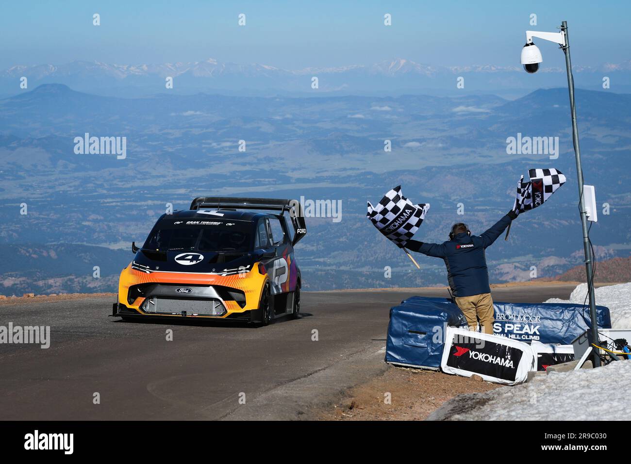 04 Romain Dumas (fra), Ford Performance SuperVan, Pikes Peak Open, action chequered flag, drapeau a damier finish line, arrivee, during Pikes Peak International Hill Climb 2023, The Race to the Clouds, from June 19 to 25, 2023 in Colorado Springs, United States of America - Photo Antonin Vincent/DPPI Credit: DPPI Media/Alamy Live News Stock Photo