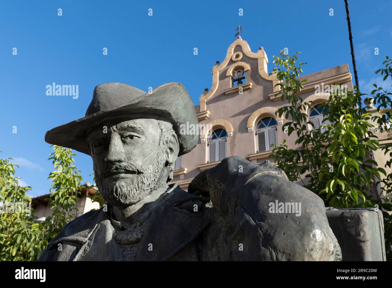 Statue of a pilgrim in front of the Albergue de peregrinos Siervas de María along the Camino Frances in Astorga, Spain. This ancient route of the Way Stock Photo