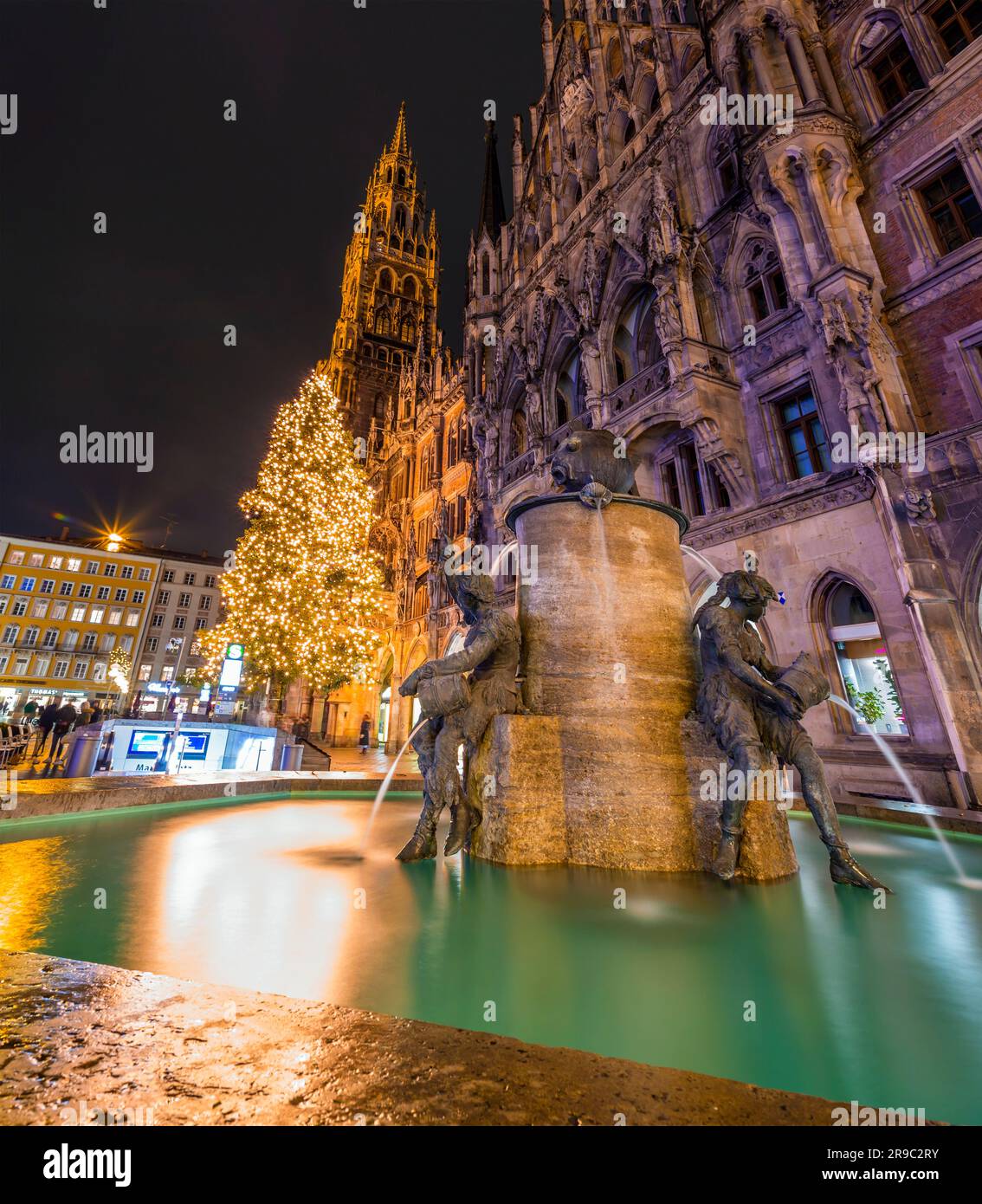 Munich, Germany - December 23, 2021: Fischbrunnen (Fish Fountain) and the Neue Rathaus of Munich (New Town Hall) in Marienplatz, the town square in hi Stock Photo