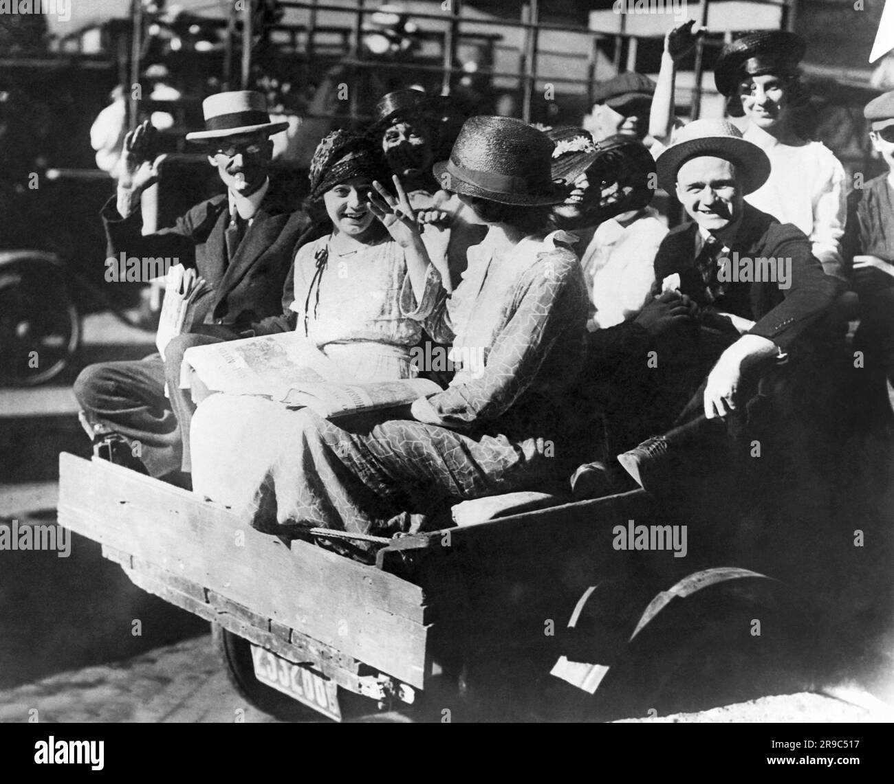 Chicago, Illinois: August 1, 1919 Passengers and workers resorted to ...