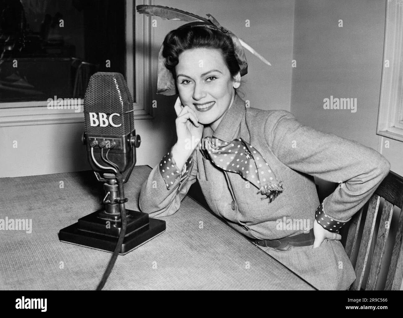 Bbc radio 1950s hi-res stock photography and images - Alamy