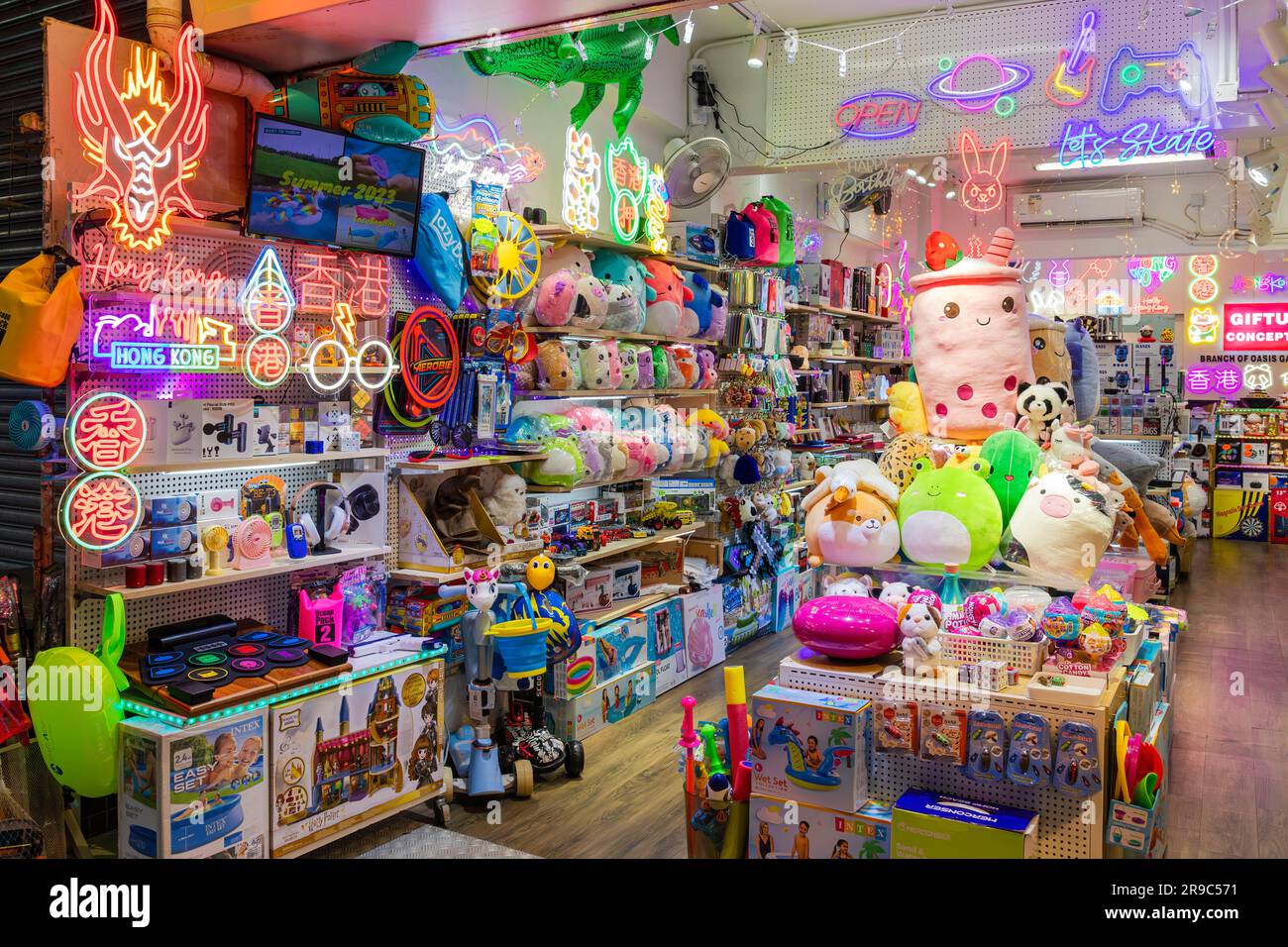 https://c8.alamy.com/comp/2R9C571/souvenir-shop-at-stanley-market-selling-neon-signs-and-toys-hong-kong-sar-china-2R9C571.jpg