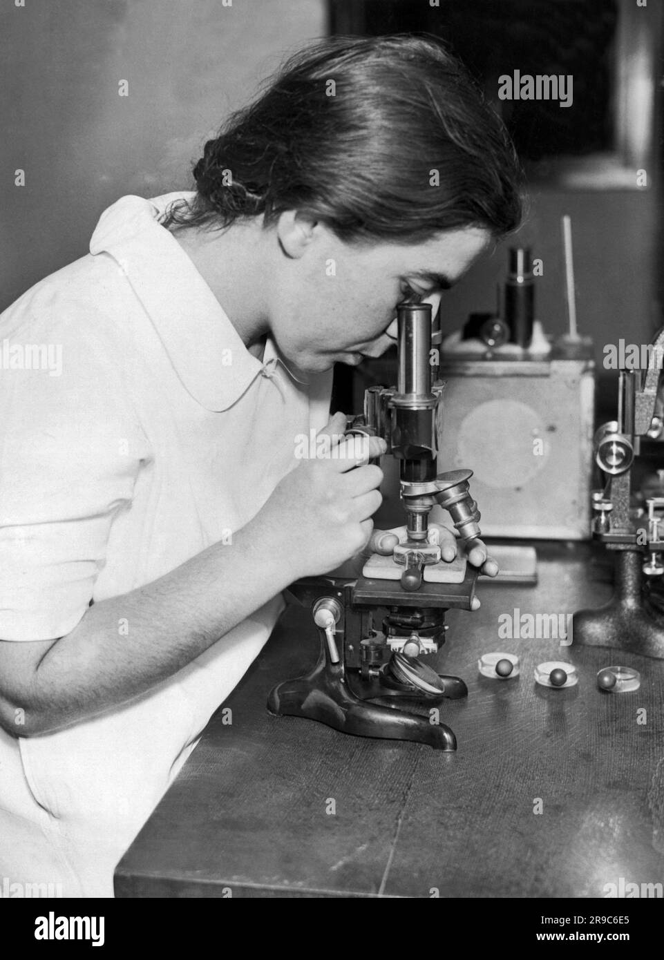 New York, New York:  c. 1922 A researcher at the Crocker Institute of Cancer Research at Columbia University examines a cancer cell. Stock Photo