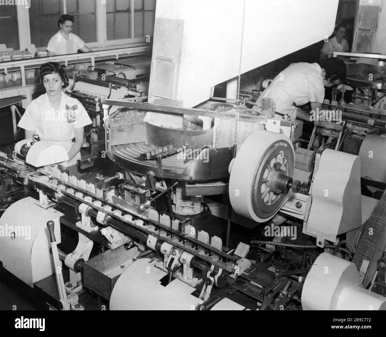 Vicks Factory 1940s workers machines Black and White Stock Photos & Images - Alamy