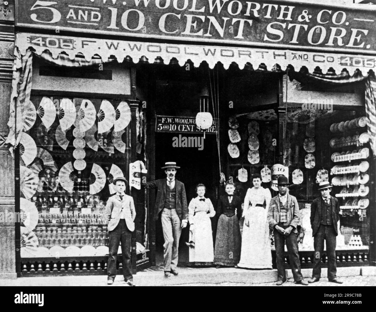 United States,  c 1905 A Woolworth store with the manager, three sales clerks, and three stock boys posed in front of it. Stock Photo
