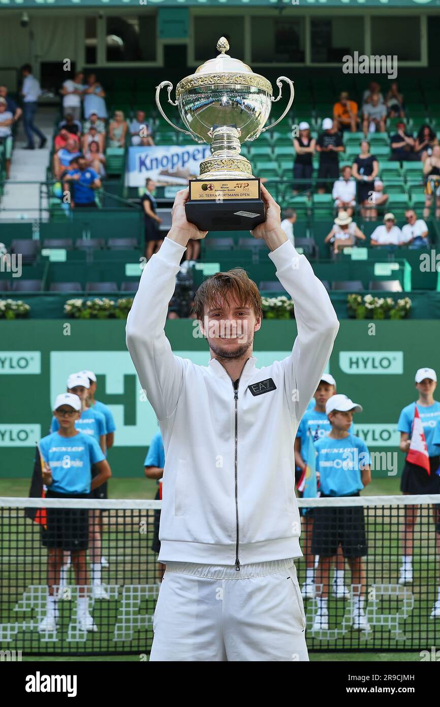Italian Qualifier Mattia Bellucci Upsets Alexander Bublik in Halle Italian Qualifier Mattia Bellucci Upsets Alexander Bublik in Halle