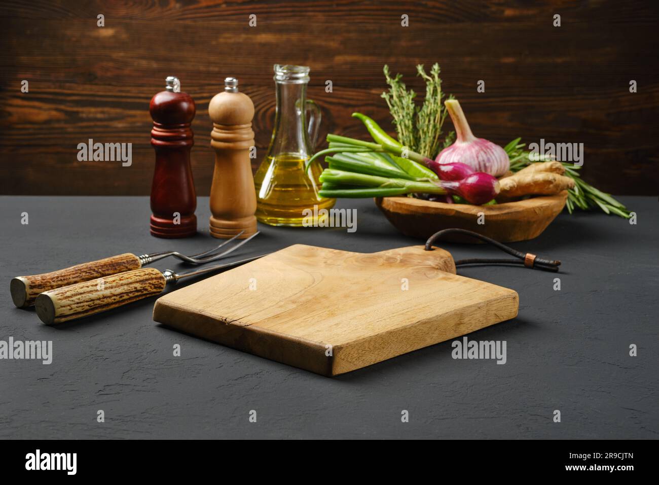 https://c8.alamy.com/comp/2R9CJTN/empty-wooden-cutting-board-surrounded-with-spice-and-seasonings-2R9CJTN.jpg
