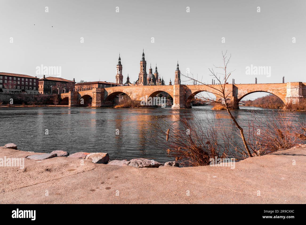 The Stone Bridge, Puente de Piedra in Spanish, over the River Ebro in Zaragoza, Aragon, Spain. Stock Photo