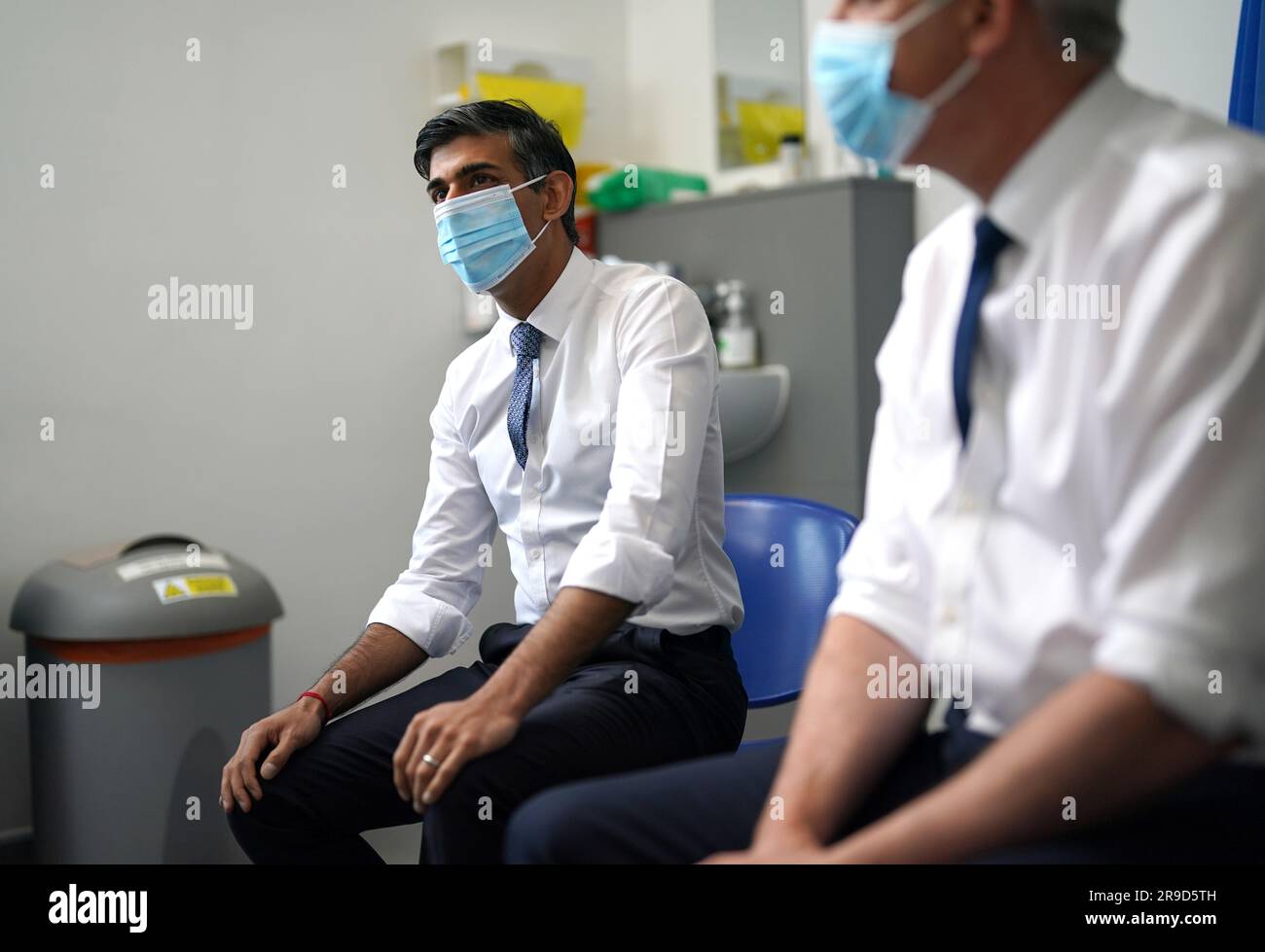 Prime Minister Rishi Sunak with Health Secretary Steve Barclay speaking to patient Terrance (no surname given) during a visit to Rivergreen Medical Centre in Nottingham. Picture date: Monday June 26, 2023. Stock Photo