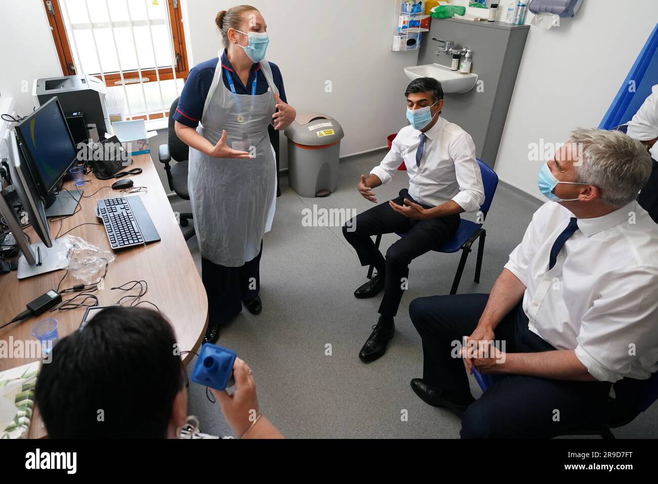 Prime Minister Rishi Sunak with Health Secretary Steve Barclay watches patient Susan (no surname given) taking a Spirometry Test during a visit to Rivergreen Medical Centre in Nottingham. Picture date: Monday June 26, 2023. Stock Photo